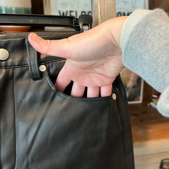 Blank NYC women’s Baxter ribcage straight leg faux leather pant size 27 - Picture 3 of 11